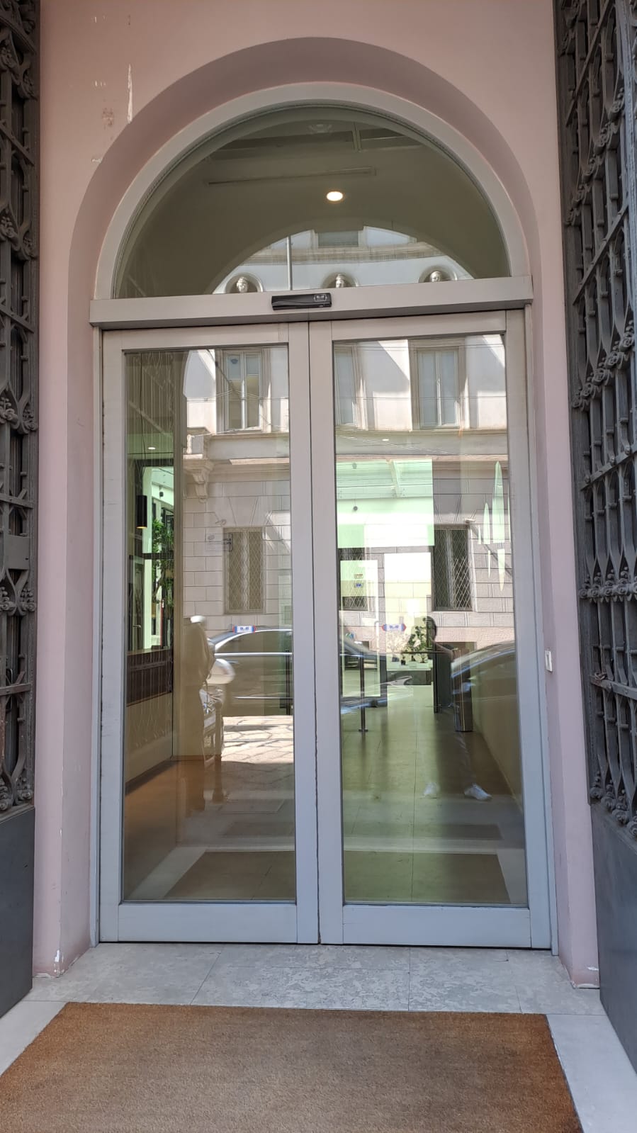 Serramento centinato apribile per ufficio